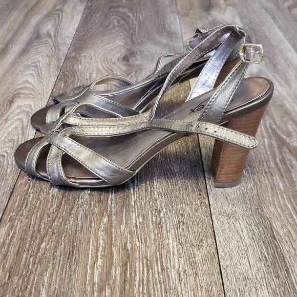 Heels - Picture 3 of 3